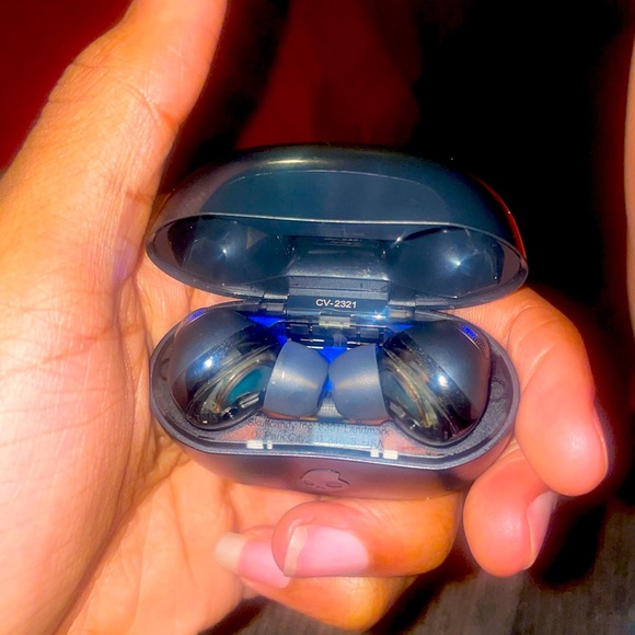 SkullCandy AirPods - Picture 3 of 4